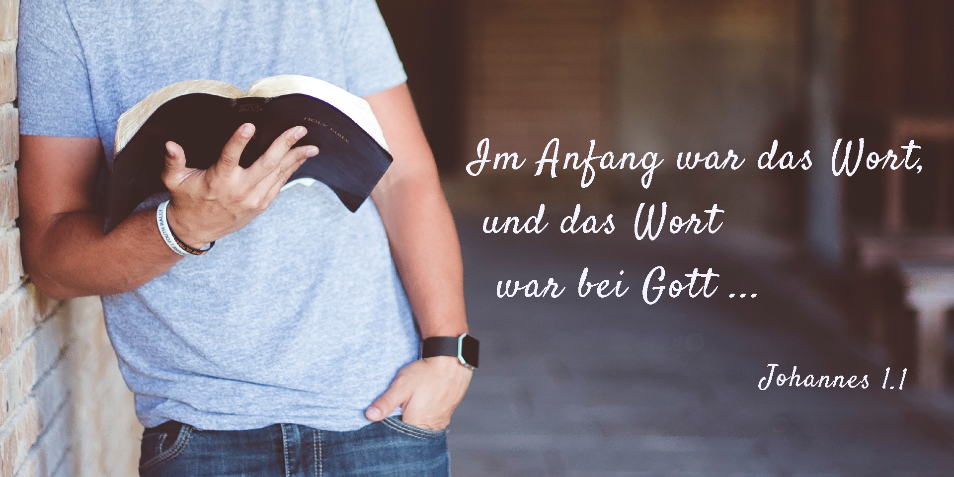 Junger Mensch liest in der BIbel; Bibelvers Joh 1,1,© pixabay